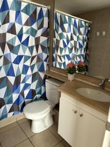 un baño con inodoro y lavabo en Edificio cerca de playa cavancha y Brava, en Iquique
