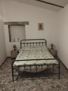 um quarto com uma cama num quarto branco em Casa Luisa em Aggius