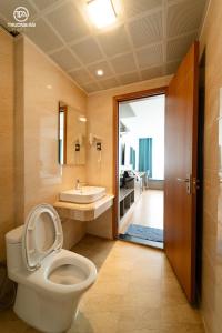 łazienka z toaletą i umywalką w obiekcie Trường An Hotel w mieście Hoàng Ngà