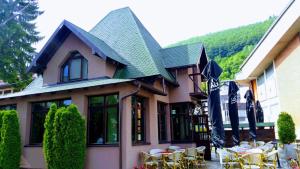 un ristorante con tavoli e sedie di fronte a un edificio di ART-2 sobe a Nova Varoš