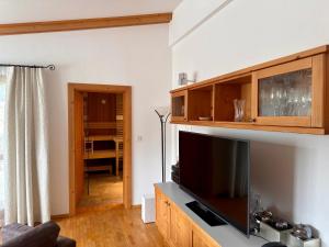 sala de estar con TV de pantalla plana grande en Appartementhaus Handl, en Leutasch