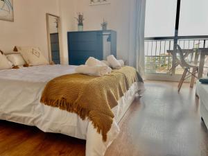 Posteľ alebo postele v izbe v ubytovaní LUXURY SUITES MINERVA beach