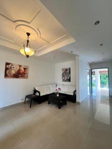 sala de estar con sofá y mesa en Habitación privada en Panamá