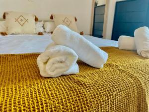 Posteľ alebo postele v izbe v ubytovaní LUXURY SUITES MINERVA beach