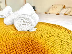 Posteľ alebo postele v izbe v ubytovaní LUXURY SUITES MINERVA beach