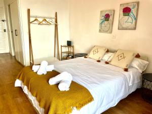 Posteľ alebo postele v izbe v ubytovaní LUXURY SUITES MINERVA beach