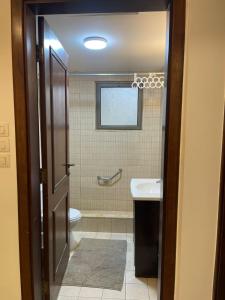 łazienka z toaletą i umywalką w obiekcie Romantic chalet between swimming pools and close to the seashore w Akabie