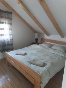 Una cama con dos almohadas encima en un dormitorio. en Naš san, en Vrdnik