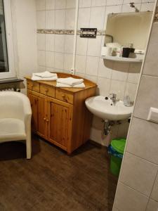 凱撒斯勞滕的住宿－Hafen，一间带水槽和镜子的浴室