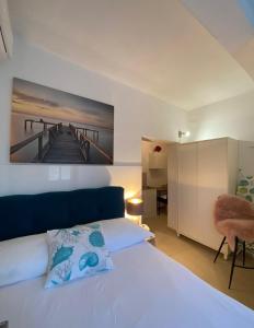 トロギールにあるApartments Zajcの桟橋の写真を用いたベッド付きのベッドルーム1室
