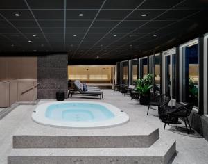 哥特堡的住宿－斯堪迪克奧帕倫酒店，大楼中央的热水浴池