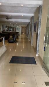 einen Flur in einem Gebäude mit einem Teppich auf dem Boden in der Unterkunft Hotel Union in Guadalajara