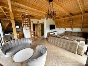sala de estar con 2 sillas y sofá en Villa Una & sauna, en Vlašić