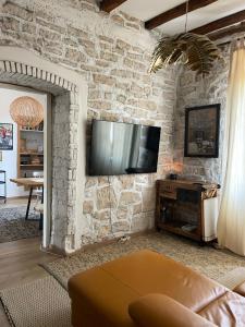 TV a/nebo společenská místnost v ubytování The Bungalow by the Sea in Historic Poreč Old City