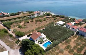 uma vista aérea de uma casa com piscina em Villa Olivenbaum em Kaštel Štafilić