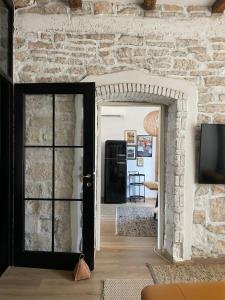 TV a/nebo společenská místnost v ubytování The Bungalow by the Sea in Historic Poreč Old City
