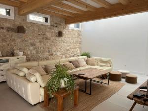 a living room with a couch and a table at El Pecu Casa Rural in Bustillo del Páramo