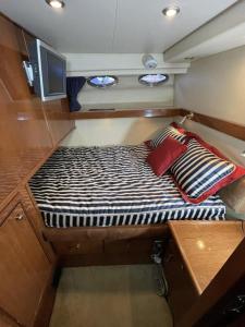 una cama pequeña en la parte trasera de un barco en Marina Yacht Living Experience en Puerto Vallarta