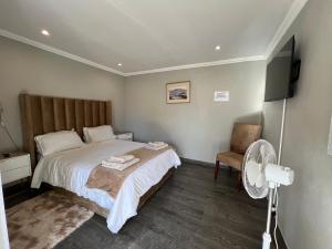 Manna House في فيرينجنغ: غرفة نوم بسرير ومروحة وتلفزيون +55 صورة