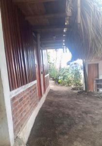 un edificio in mattoni con porta aperta e corridoio di Casa de la playa la Malinche a Santa Cruz