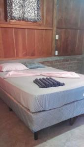 un letto con due cuscini sopra di Casa de la playa la Malinche a Santa Cruz