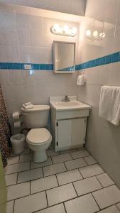 a bathroom with a toilet and a sink at Yukayeke Playa Resort in Anasco