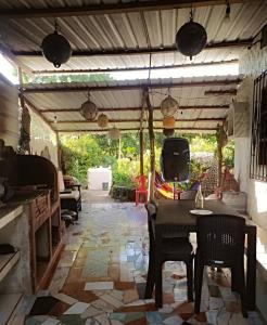 eine Küche mit einem Tisch und Stühlen sowie eine Terrasse in der Unterkunft La casa de los Ciprés in San Cristobal