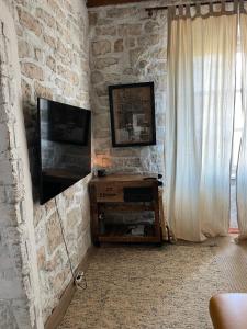 TV a/nebo společenská místnost v ubytování The Bungalow by the Sea in Historic Poreč Old City