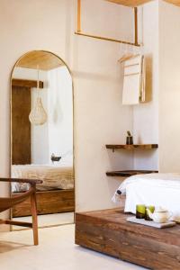 um quarto com um espelho e uma cama em The O Experience - Tayourt Lodge em Imsouane