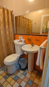 uma casa de banho com um WC e um lavatório em Yukayeke Playa Resort em Añasco