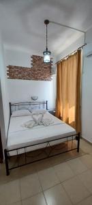a bedroom with a bed in a room with a window at Star Sianna Village Rooms to let in Siána
