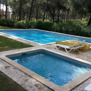 Swimmingpoolen hos eller tæt på Villapinheiros