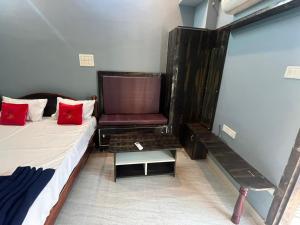 Ένα ή περισσότερα κρεβάτια σε δωμάτιο στο PANMOZHI RESIDENCY