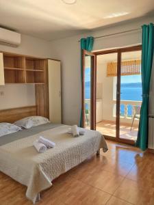 布雷拉的住宿－Villa Stipuka，一间卧室配有一张床,享有海景