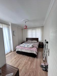 una camera con letto e pavimento in legno di Lux Apartment+Terrace a Mardin