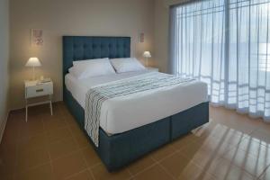 1 dormitorio con cama grande y ventana grande en CHIOS HOTEL en Katarráktis