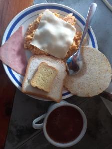 einen Teller mit Brot und Butter und einen Löffel in der Unterkunft Alojamiento rural la pradera in Montenegro