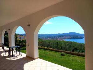 uma vista da varanda de uma casa em Qvattro stagioni panoramic suites em Agropoli