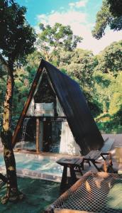 Tienda con mesa de picnic junto a un árbol en Cabana Petrô Madeira, en Meio do Serra