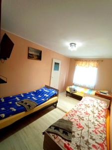- une chambre avec 2 lits et une fenêtre dans l'établissement Zajazd Mieszko, à Carolinensiel