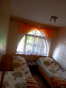 um pequeno quarto com uma cama e uma janela em Zajazd Mieszko em Opole