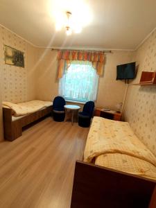 オポーレにあるZajazd Mieszkoのベッドルーム1室(ベッド2台、窓付)