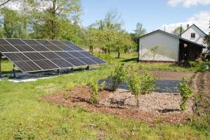 um jardim com muitos painéis solares em Ferienhaushälfte in den Masuren am Fluss nahe dem See em Stacze