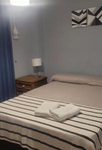 - une chambre avec un lit et 2 serviettes dans l'établissement Leguizamon Plaza Deluxe, à Salta
