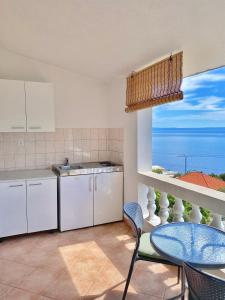 布雷拉的住宿－Villa Stipuka，一个带桌子并享有海景的厨房