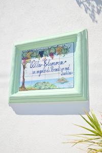 una imagen de un cartel en una pared en Villa Eleonora, un angolo di Paradiso ad Ischia en Isquia