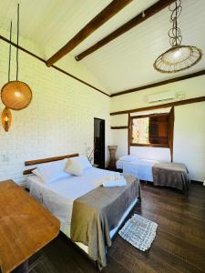 een slaapkamer met 2 bedden in een kamer bij Rancho do Buna in Atins