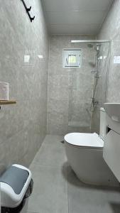 un bagno con doccia, WC e vasca di Ludwig Guesthouse a Lagodekhi