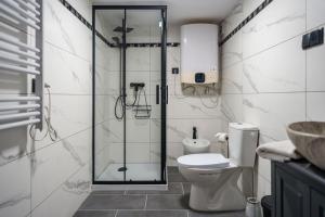 a bathroom with a shower and a toilet and a sink at [Centro, Piazza Erbe] con Parcheggio gratuito in Verona