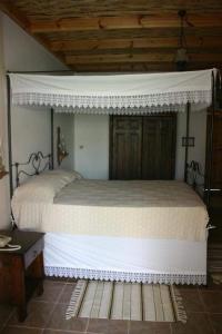 um quarto com uma cama de dossel grande em Eco Nitovikla 